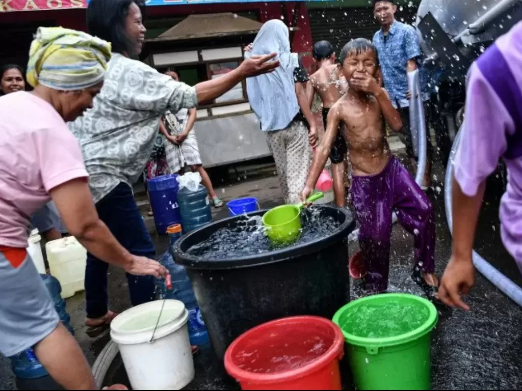 Warga di Cipayung, Jakarta Timur, sedang menikmati air bersih. (ANTARA FOTO/Sigid Kurniawan)