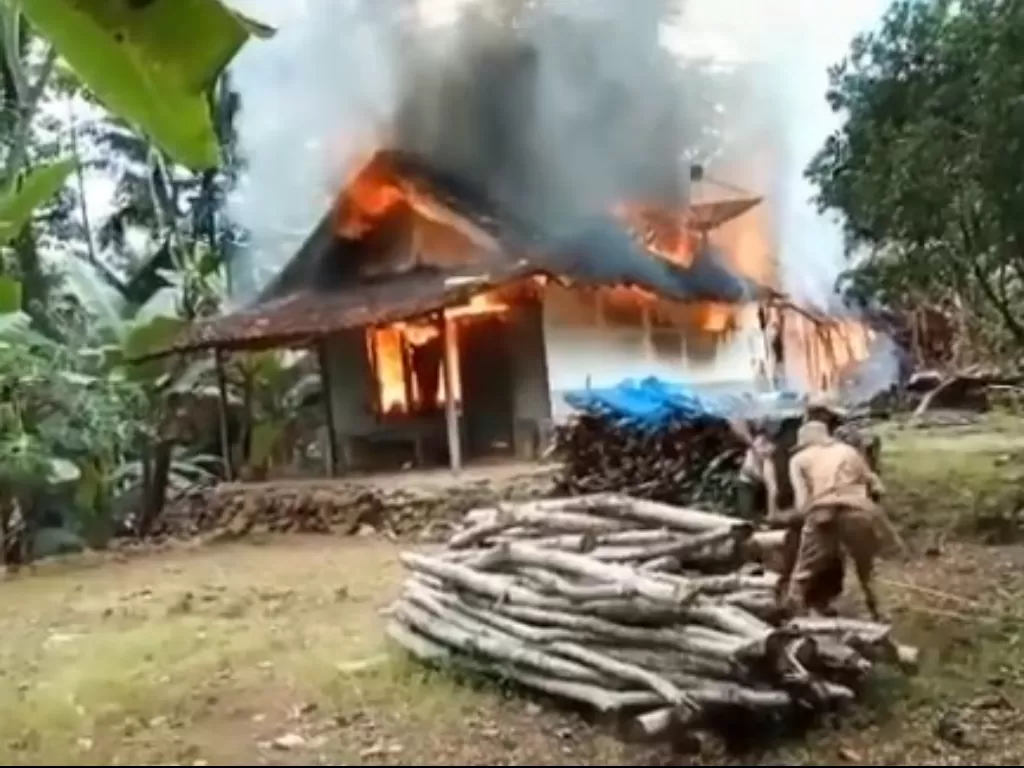Kebakaran rumah di Kecamatan Sumbermanjing Wetan, Malang, Jawa Timur, Rabu (6/10/2021) (Istimewa)