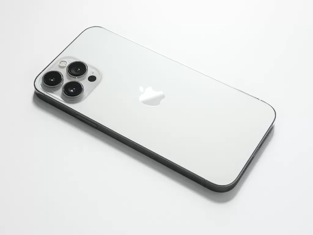 Tampilan smartphone iPhone 13 Pro terbaru (Ilustrasi/Unsplash/Jeremy Bezanger)