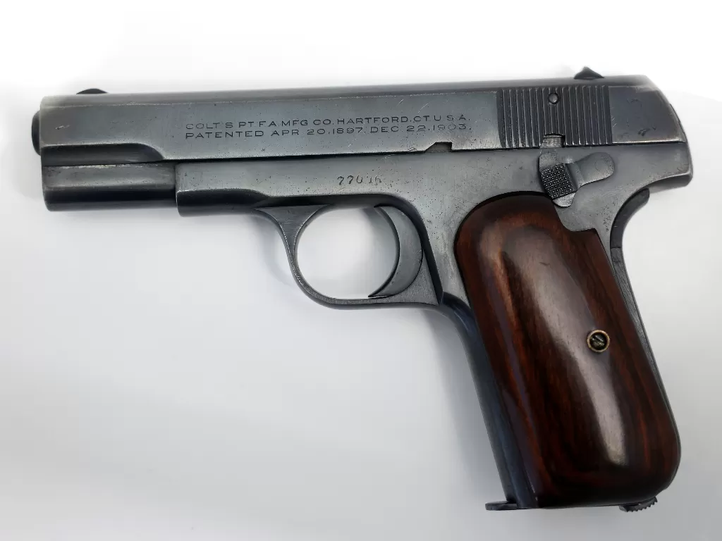 Pistol Colt milik gangster Amerika Al Capone (REUTERS/Fred Greaves)
