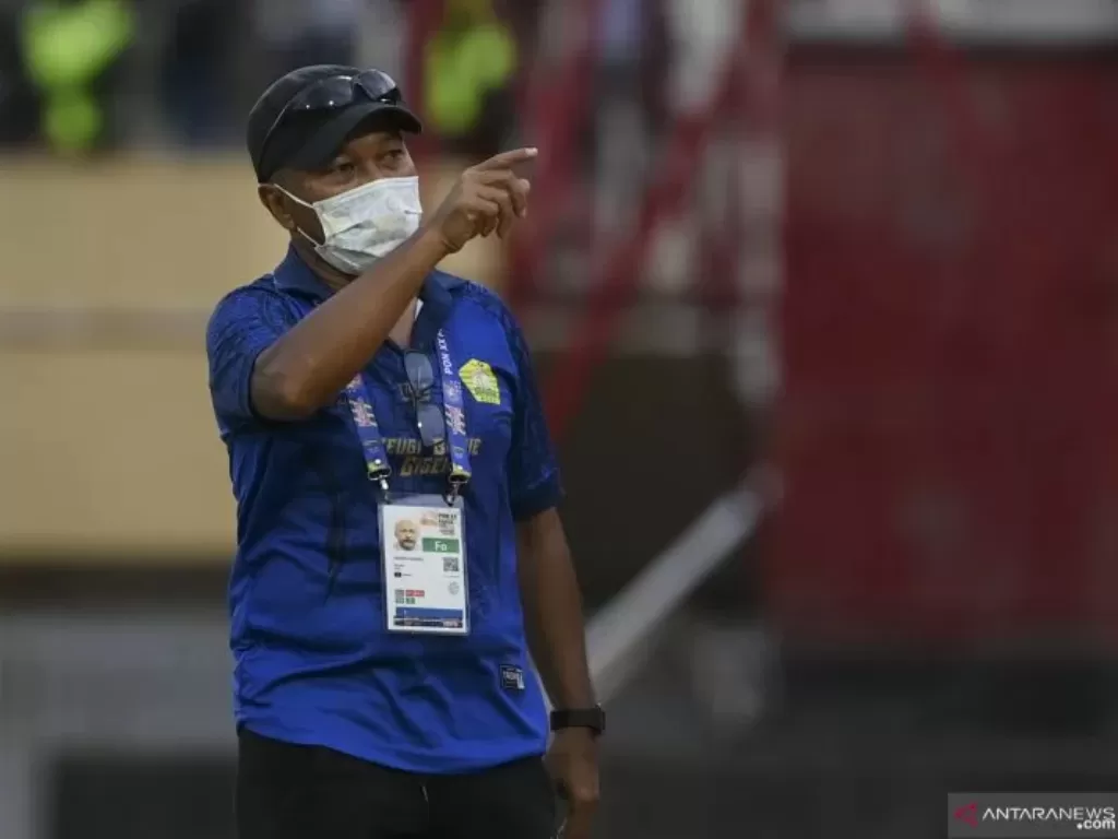 Pelatih tim sepak bola putra Aceh, Fakhri Husaini (ANTARA FOTO/NOVA WAHYUDI)