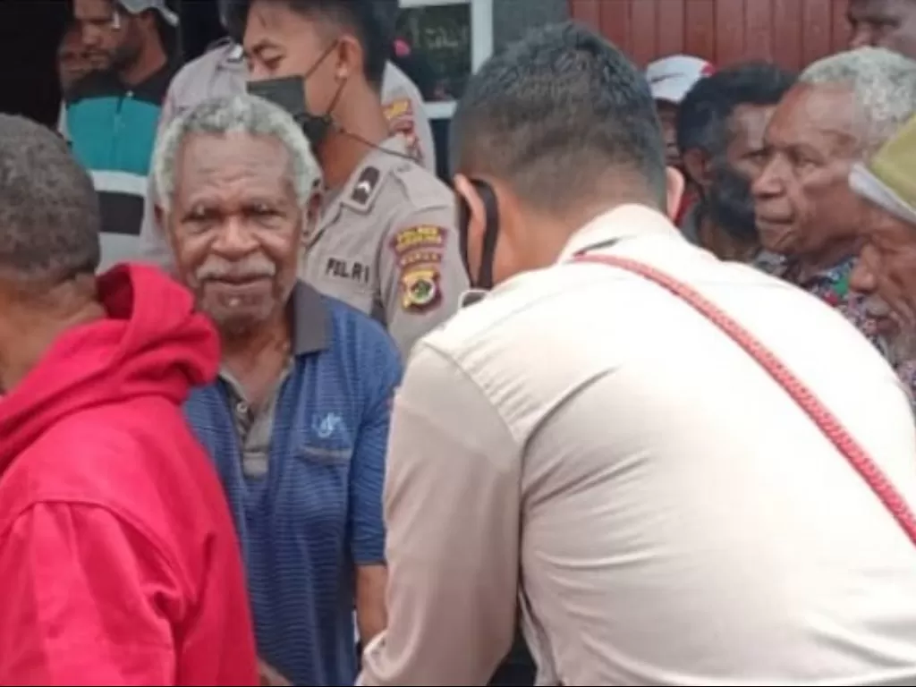 Polisi berikan trauma healing ke warga Yahukimo yang mengungsi (Dok Polda Papua)