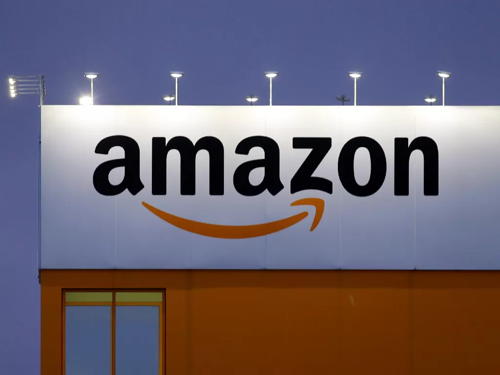 Tampilan logo perusahaan Amazon (photo/REUTERS/Pascal Rossignol)