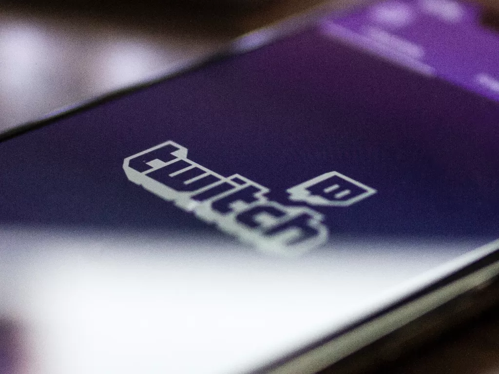 Tampilan logo platform Twitch di aplikasinya (photo/Unsplash/Caspar Camille Rubin)