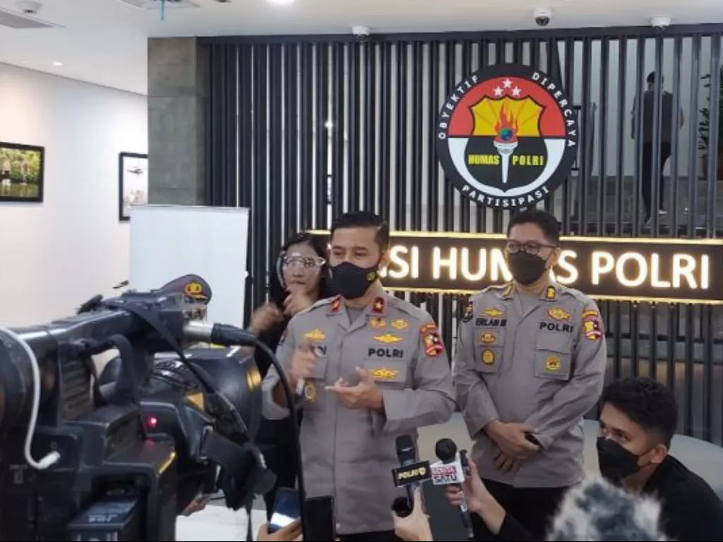Kepala Biro Penerangan Masyarakat (Karopenmas) Divisi Humas Polri Brigjen Pol Rusdi Hartono memberikan keterangan pers kepada awak media di Gedung Divisi Humas Polri, Jakarta Selatan, Kamis (7/10/2021). (ANTARA/Laily Rahmawaty)