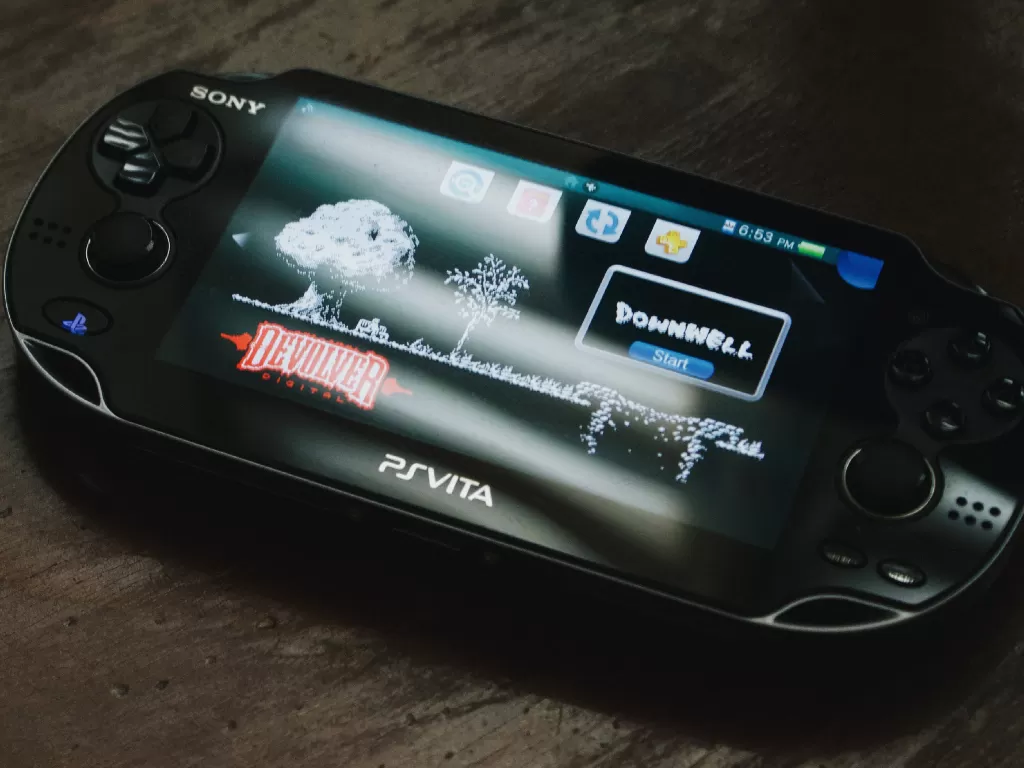 Tampilan console PlayStation Vita (photo/Unsplash/Aleks Dorohovich)