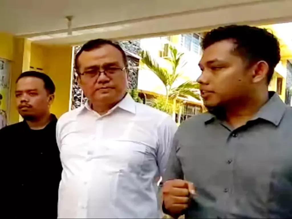 Dosen Saiful Mahdi (kemeja putih) bersama kuasa hukumnya Syahrul (kanan). (Antara)
