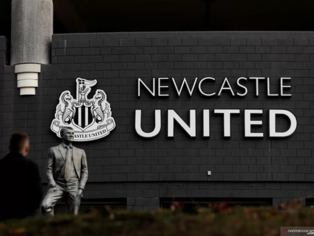 Patung Bobby Robson di stadion St James Park milik Newcastle United. (photo/ANTARA/Reuters/LEE SMITH)
