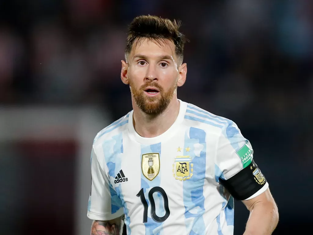 Lionel Messi saat membela Timnas Argentina lawan Paraguay (REUTERS/Cesar Olmedo)