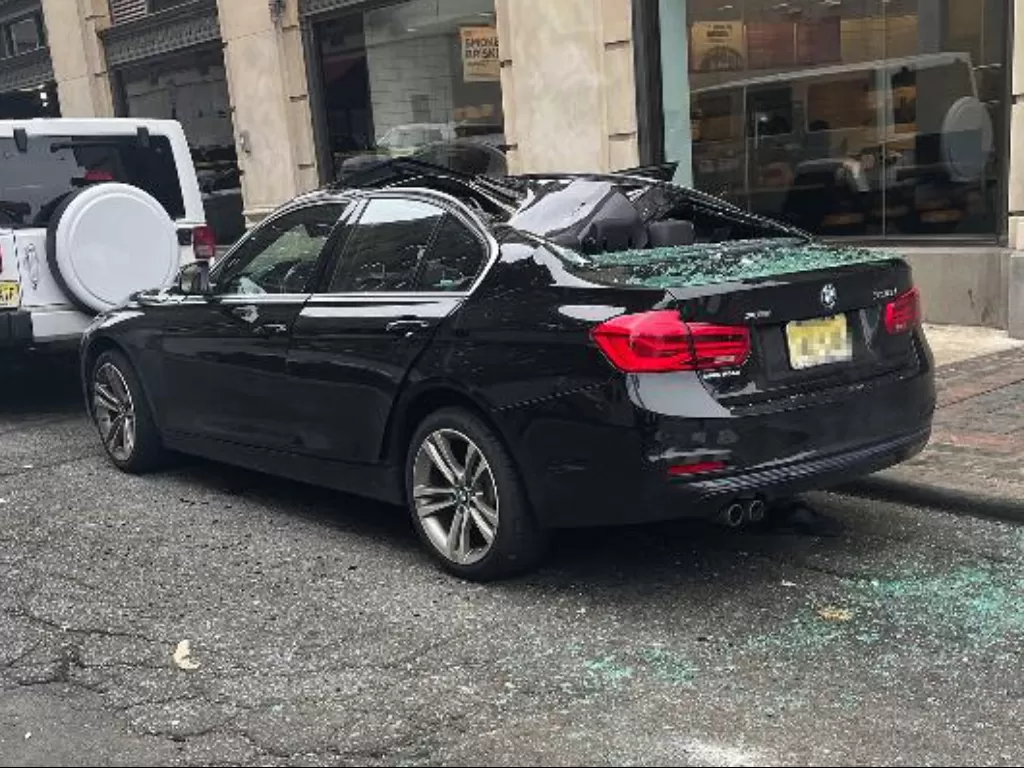 Mobil BMW yang hancur. (Photo/New York Post)