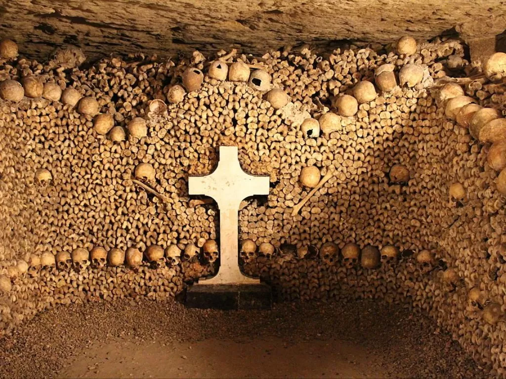 Catacombs di Paris. (travel.earth.com)