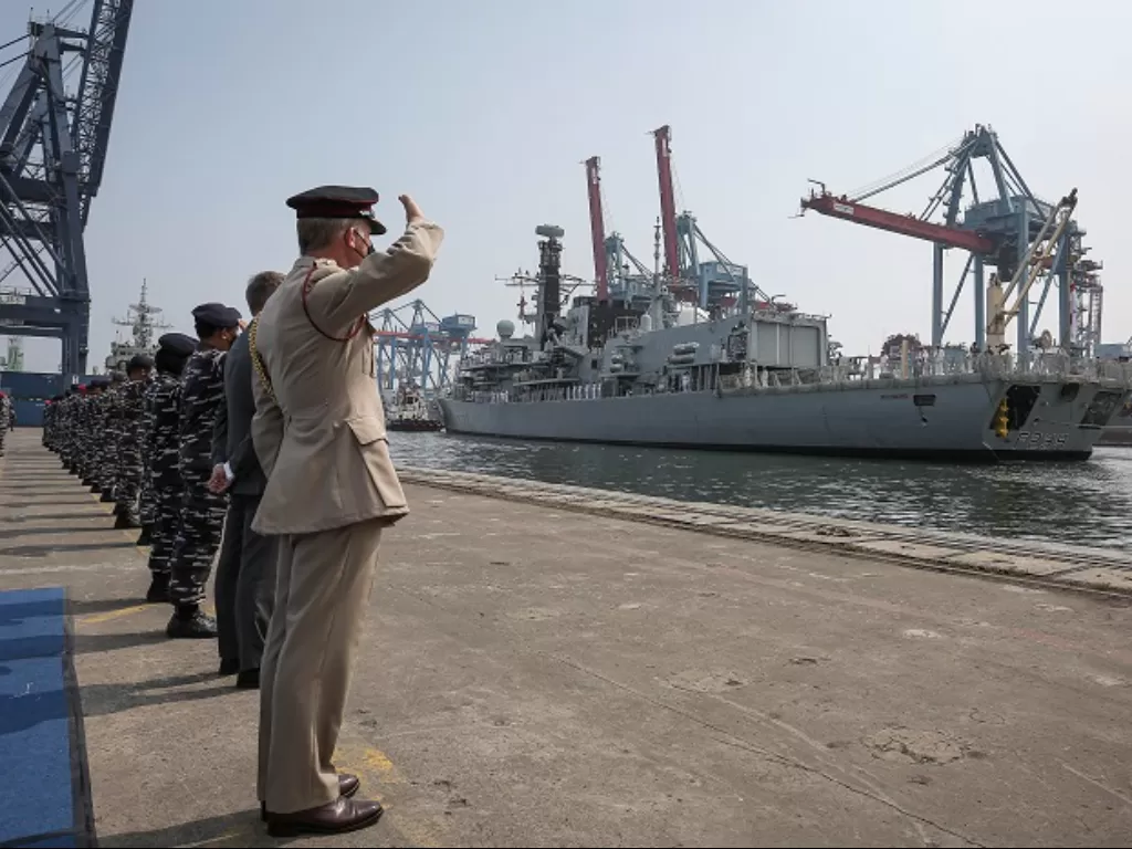 Prajurit TNI Angkatan Laut menyambut kedatangan kapal perang AL Inggris HMS Richmond di Pelabuhan Tanjung Priok. (ANTARA FOTO/Dhemas Reviyanto)