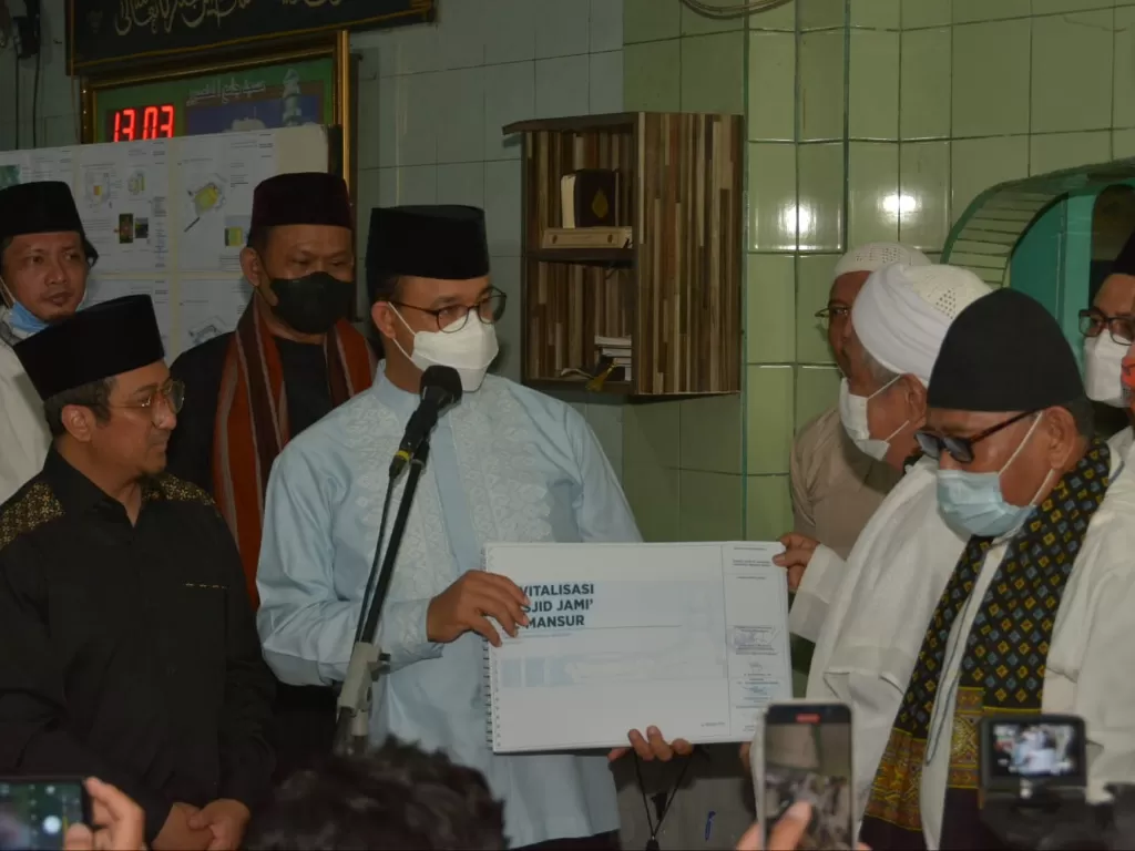 Gubernur DKI Jakarta Anies Baswedan di Masjid Al Mansur, Jumat (8/10/2021). (PPID DKI Jakarta)