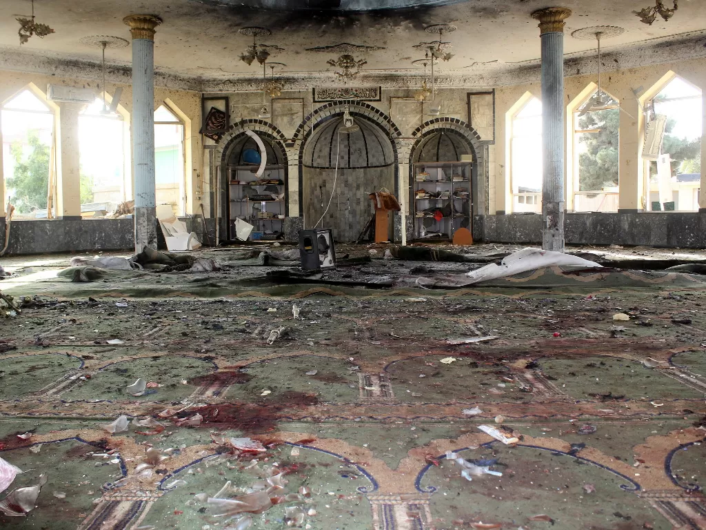 Karpet masjid dipenuhi bercak darah manusia korban tewas akibat bom bunuh diri di Kunduz, Afghanistan, Jumat (8/10/2021) (REUTERS)
