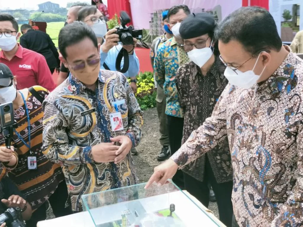 Gubernur DKI Jakarta Anies Baswedan (kanan) saat peresmian pembangunan Kampung Susun Produktif Tumbuh Cakung, Jatinegara, Jakarta Timur, Kamis (7/10/2021). (ANTARA/Walda)
