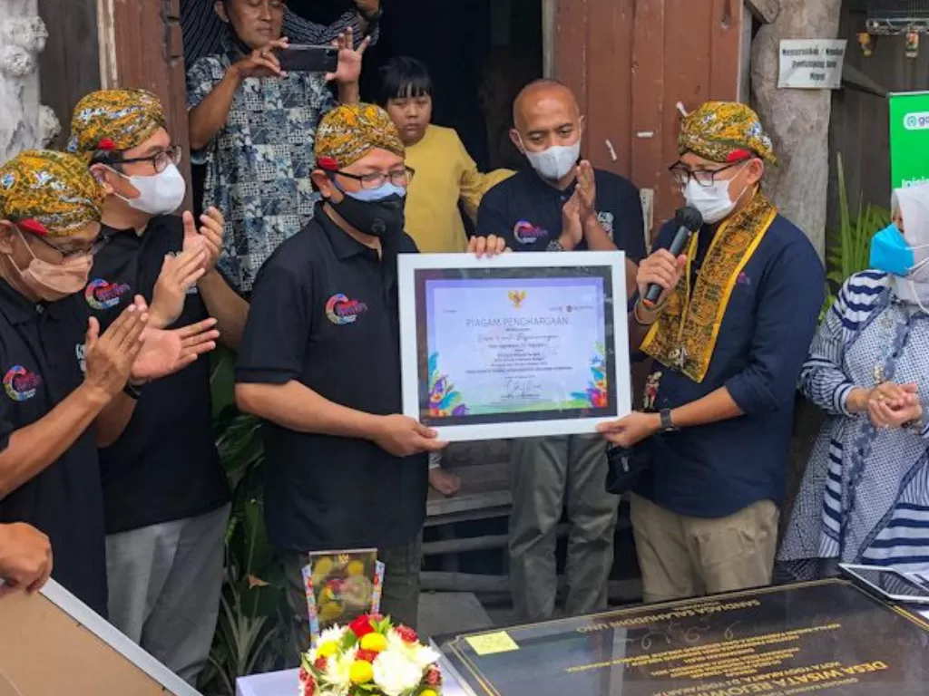 Menteri Pariwisata dan Ekonomi Kreatif Sandiaga Uno di sela kunjungan ke Kampung Wisata Rejowinangun Yogyakarta. (Foto/Antara)
