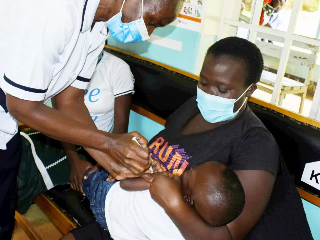 Pemberian vaksin malaria untuk anak-anak di Kenya. (Reuters/James Keyi)