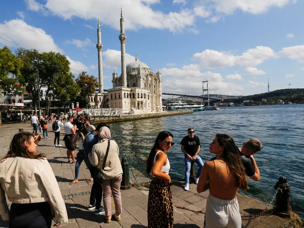 Warga sedang menikmati hari yang cerah di pinggiran laut Marmara, Istanbul, Tuki (REUTERS/Dilara Senkaya)