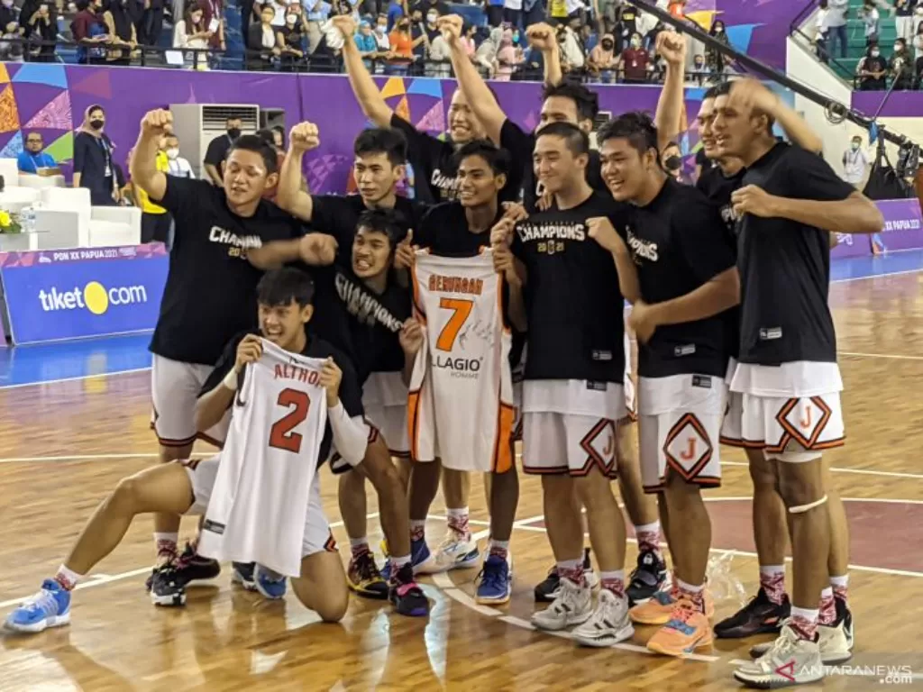 Pemain tim bola basket putra DKI Jakarta merayakan keberhasilan mereka meraih medali emas PON XX Papua di Mimika Sport Complex, Mimika, Sabtu (9/10/2021).  (ANTARA/Michael Siahaan)