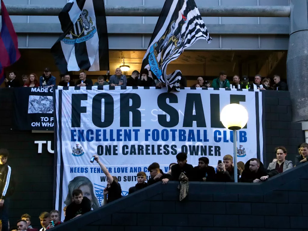 Para fans Newcastle United merayakan peralihan kepemilikan klub ke tangan putra mahkota Mohammed bin Salman. (REUTERS) 