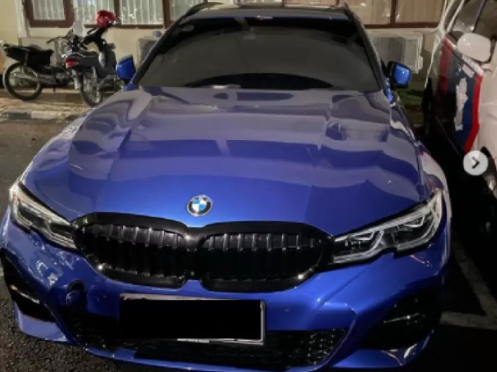 Mobil BMW yang viral tabrak mobil polisi di Jaksel. (Instagram/@tmcpoldametro).