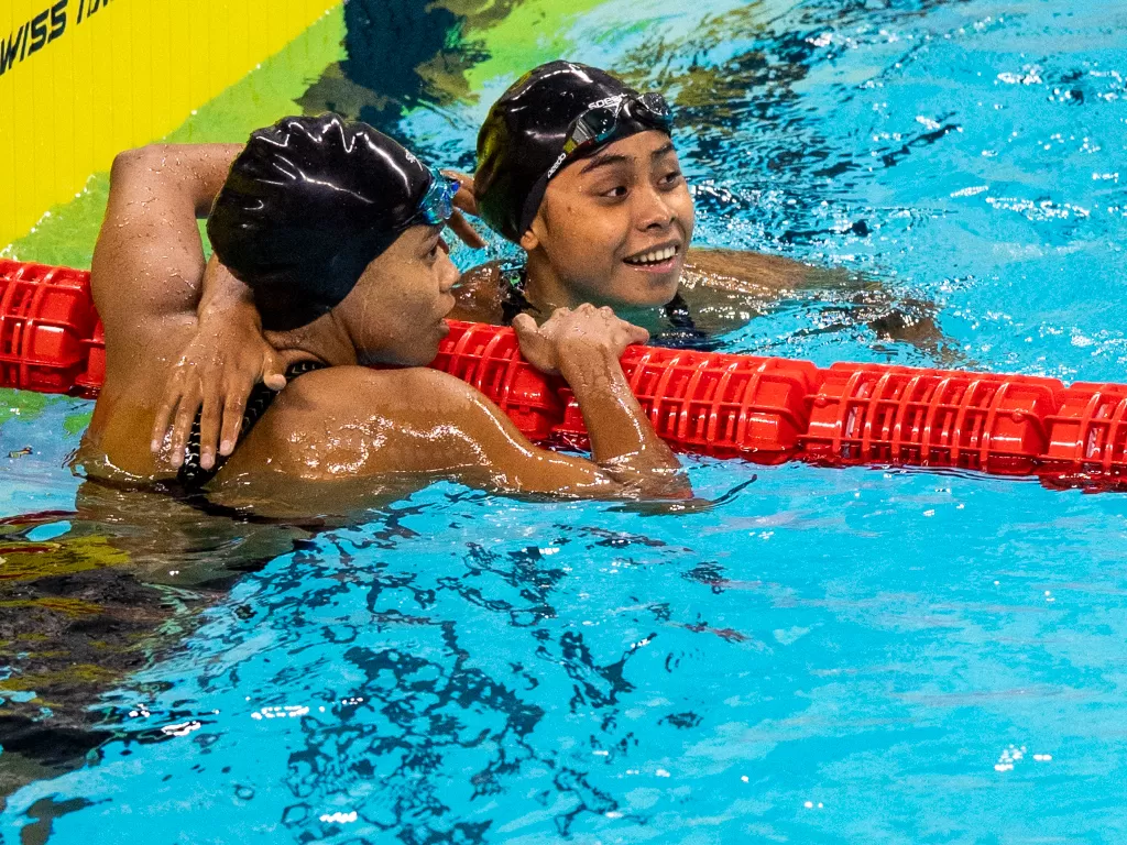 Atlet renang putri Jawa Timur Nurul Fajar Fitriyati (kiri) mendapat ucapan selamat dari atlet renang Riau Azzahra Permatahani (kanan) seusai bertanding pada babak final Renang 200 meter Gaya Punggung Putri PON Papua, Sabtu (9/10/2021). (ANTARA FOTO/M Agun