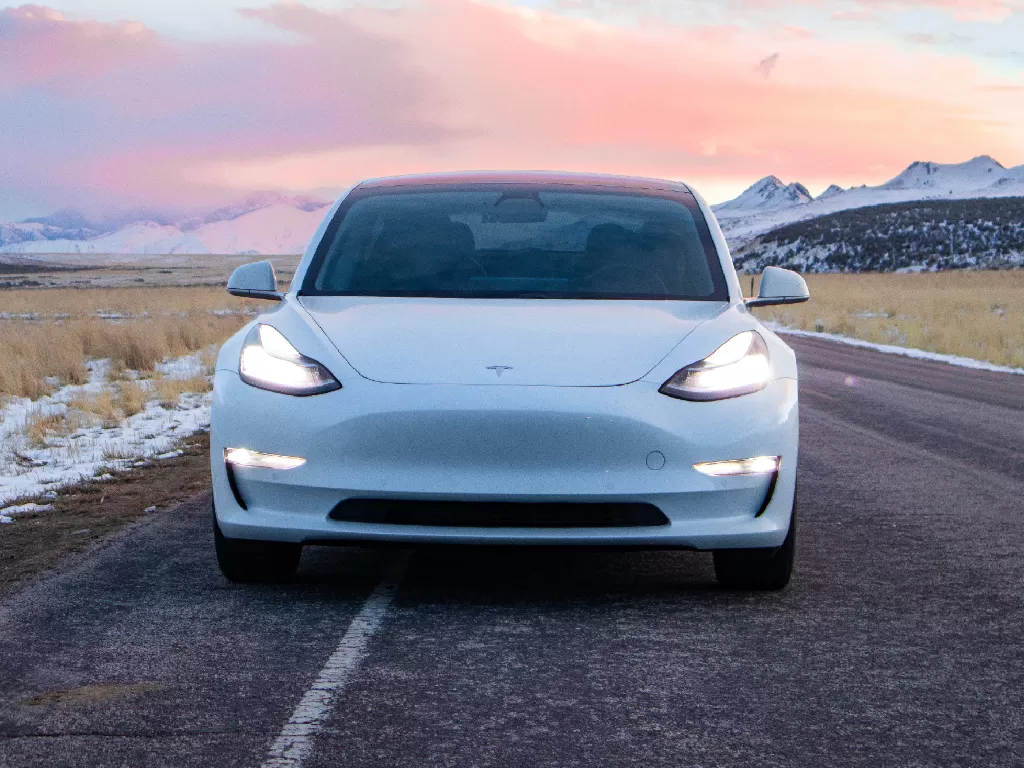 Tampilan depan dari mobil listrik besutan Tesla (photo/Unsplash/Taun Stewart)