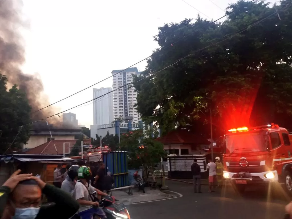 Gudang RS TNI AL Jakpus terbakar. (Dok. Humas Dinas Damkar DKI Jakarta)