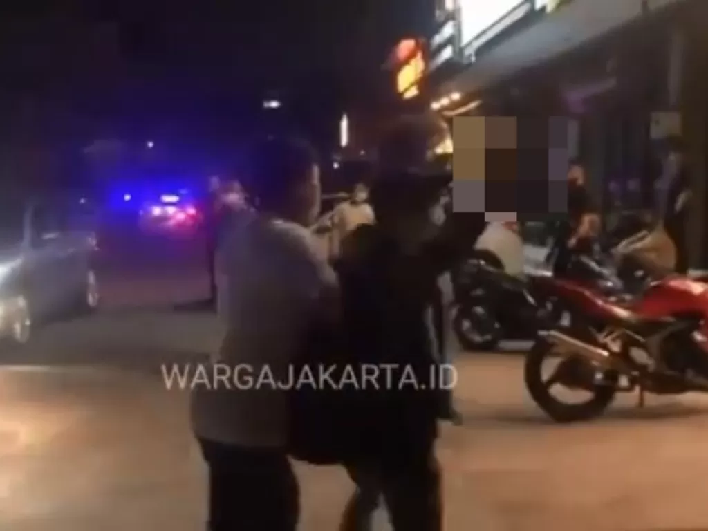 Pria acungkan jari tengah ke polisi saat bubarkan kafe dan bar di PIK (Instagram/wargajakarta.id)