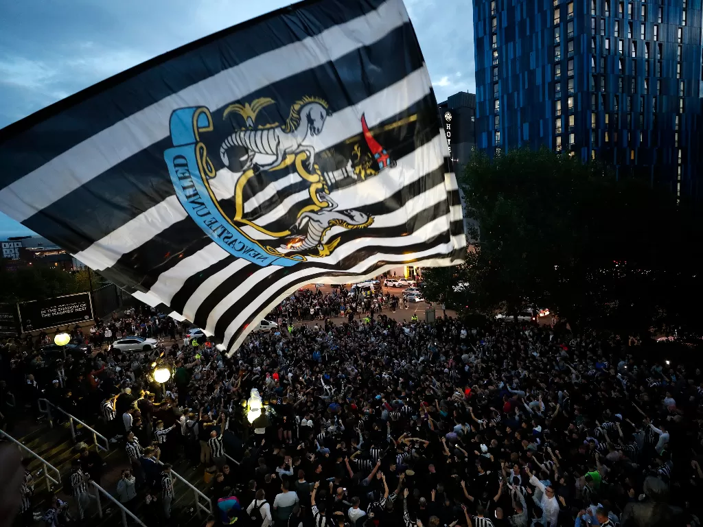 Penggemar merayakan pengambilalihan Newcastle United (Reuters/Lee Smith)