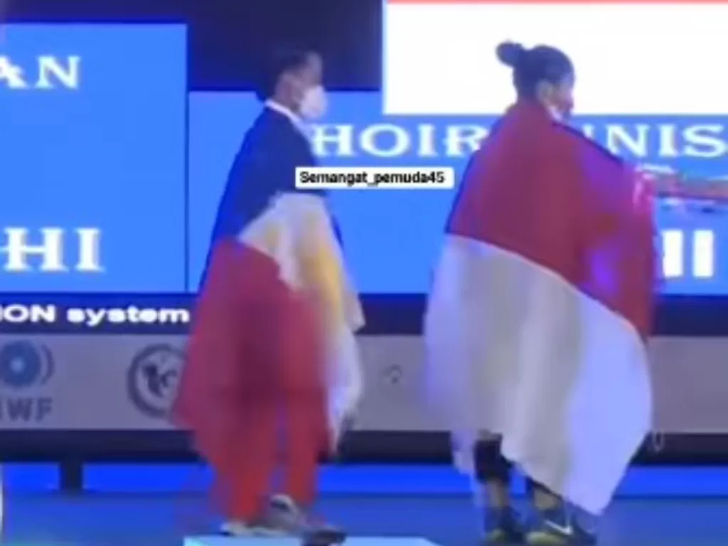 Momen ketika Tim Polandia pinjam bendera Indonesia di kejuaran dunia (Instagram/semangat_pemuda45)