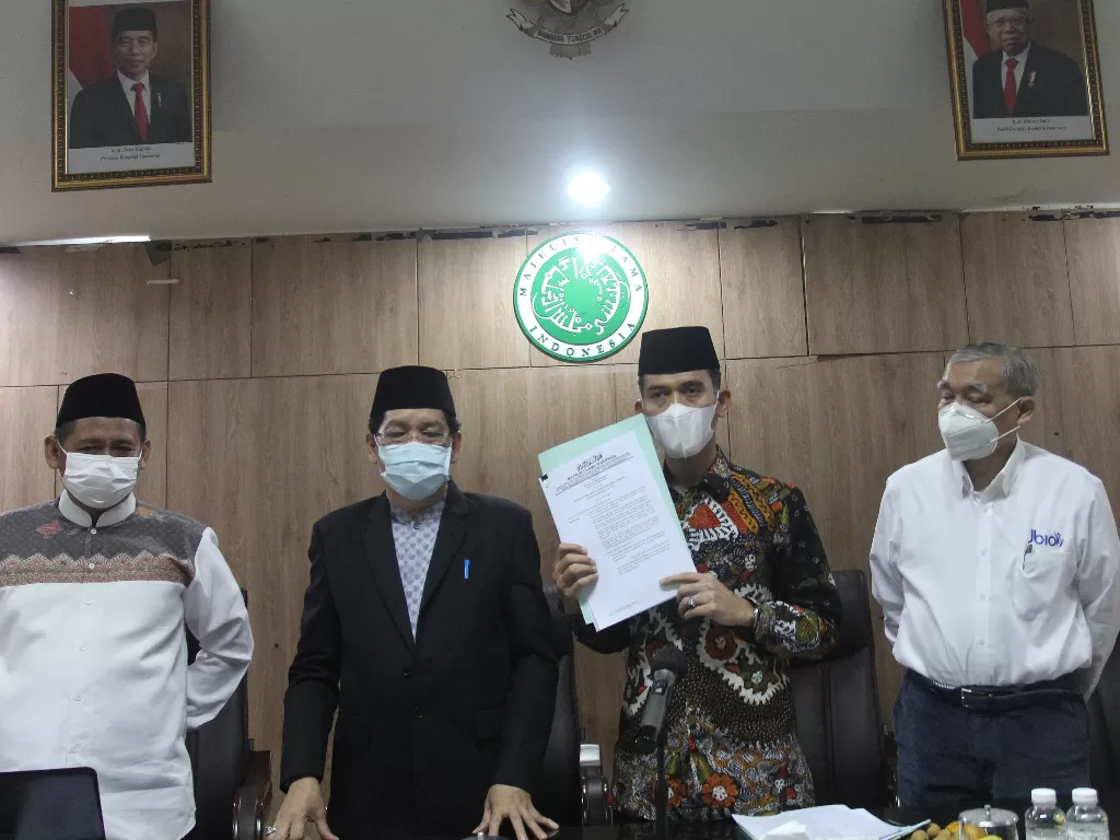 Ketua Majelis Ulama Indonesia (MUI) Bidang Fatwa Asrorun Niam Sholeh (kedua kanan) bersama Sekjen Amirsyah Tambunan (kedua kiri), Sekretaris Komisi Fatwa Miftahul Huda (kiri) dan Direktur Pemasaran dan Kemitraan PT Jakarta Biopharmaceutical Industry Chair