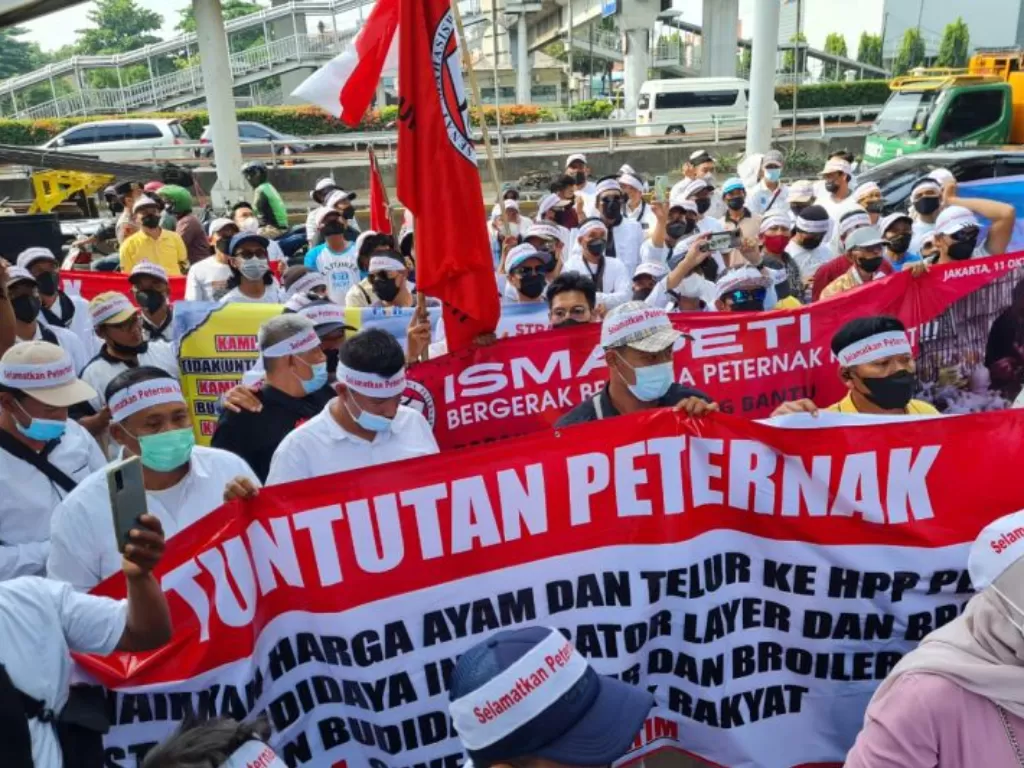 Massa dari mahasiswa dan peternak menggelar aksi damai di depan Kantor Japfa Comfeed Indonesia, MT Haryono, Jakarta Selatan, Senin (11/10/2021) (ANTARA/Dokumentasi Pribadi)
