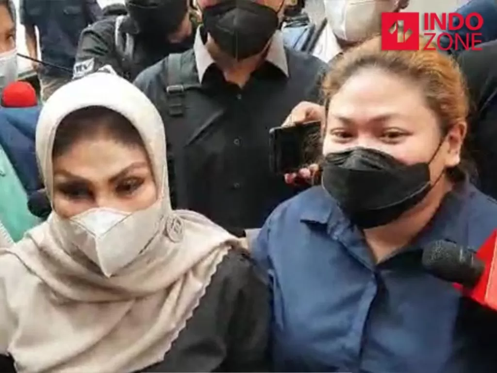 (Olivia Nathania (kanan) dan pengacara Susanti Agustina (kiri) di Mapolda Metro Jaya, Jakarta. (INDOZONE/Samsudhuha Wildansyah)