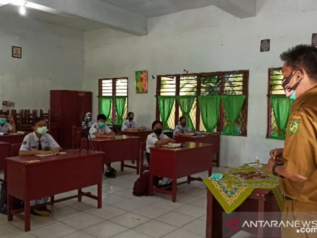 Sekolah Menengah Pertama (SMP) Negeri 3 Medan, Sumatera Utara mulai menerapkan pembelajaran tatap muka (PTM) secara terbatas pada Senin. (ANTARA/Nur Aprilliana Br Sitorus)