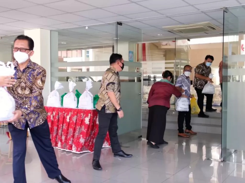 Staf KBRI Bandar Seri Begawan mengatur sembako yang akan dibagikan kepada para pekerja migran Indonesia di Brunei Darussalam. (ANTARA/HO-KBRI Bandar Seri Begawan)