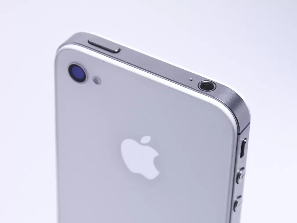 Tampilan smartphone iPhone 4S besutan Apple (photo/Unsplash/Auguras Pipiras)