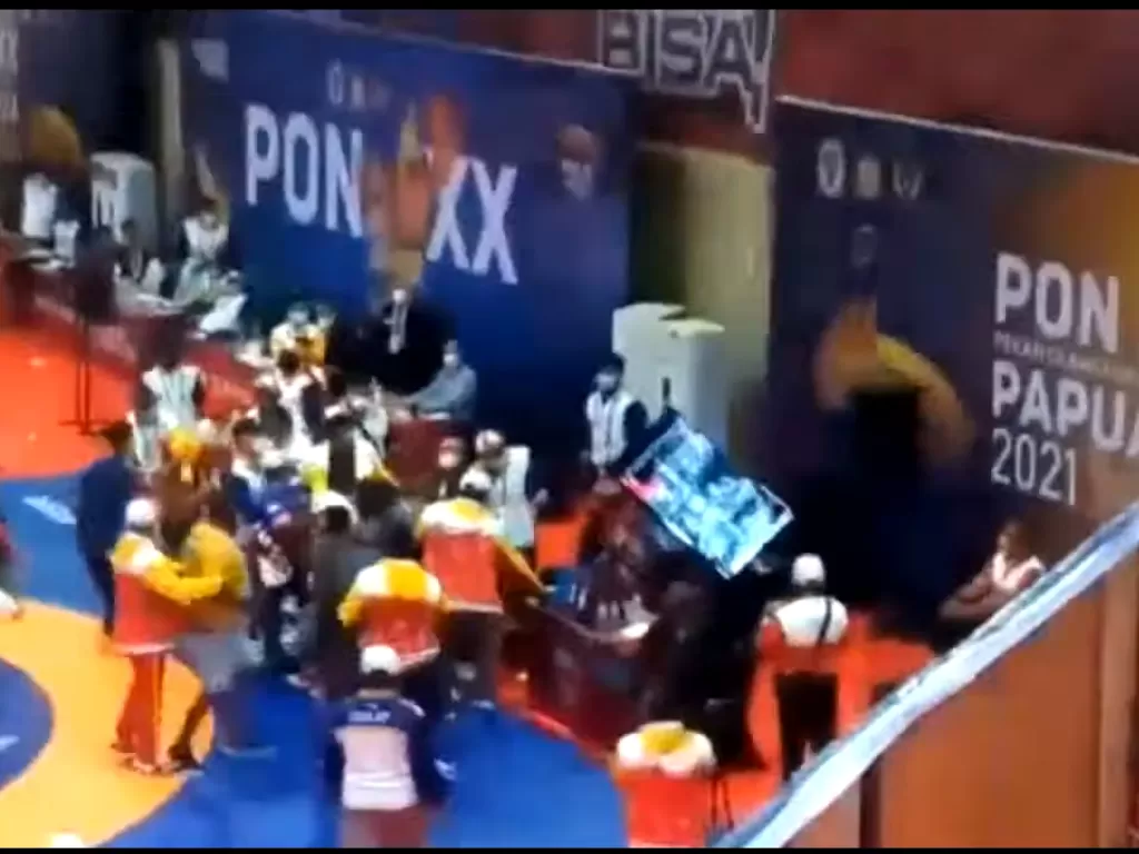Cuplikan video rusuh di arena gulat PON XX Papua. (photo/Istimewa)