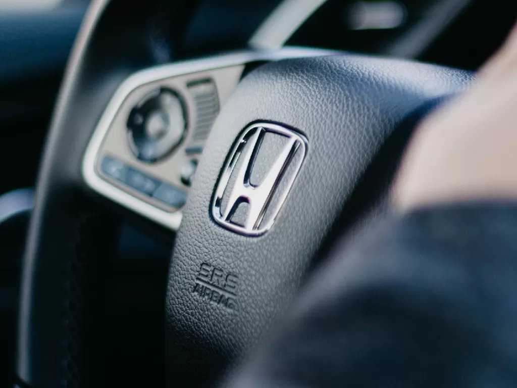 Tampilan logo produsen otomotif Honda di mobil buatannya (photo/Unsplash/emrecan arik)