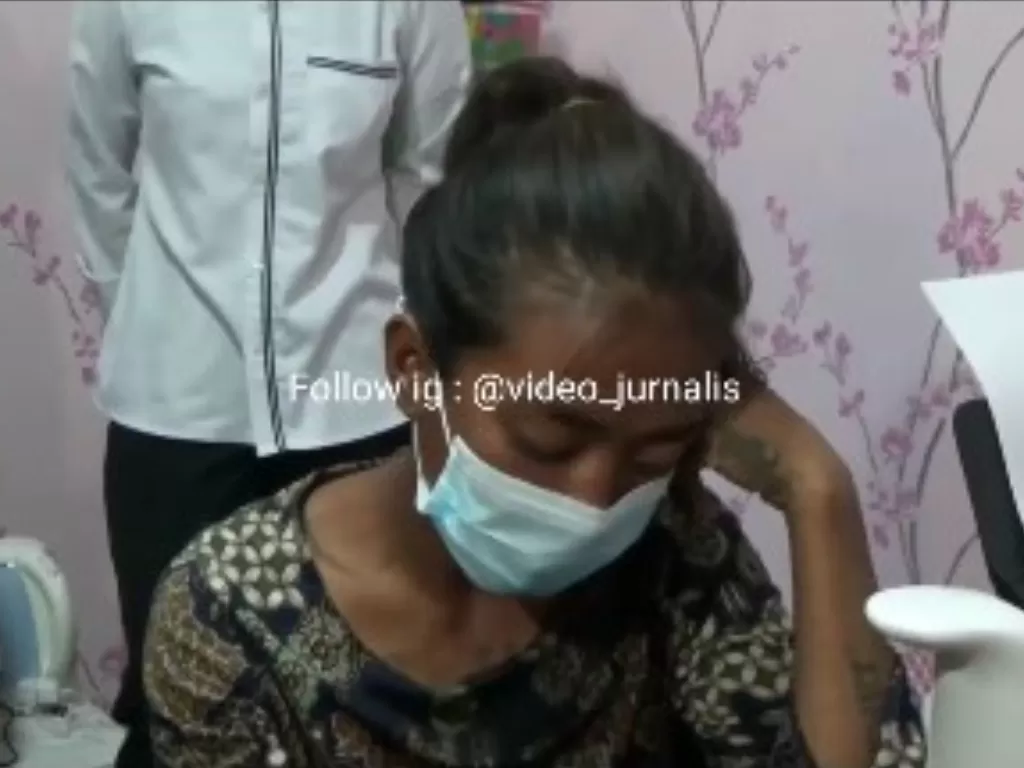 Tampang ibu kandung yang paksa anaknya ngemis Rp300 ribu per hari di Palembang (Instagram/video_jurnalis)