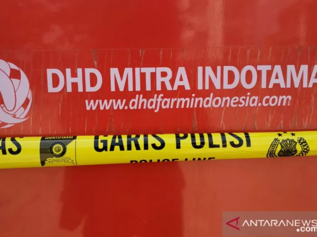Kantor PT DHD Farm Indonesia Kecamatan Sako Palembang disegel polisi. (photo/ANTARA/M Riezko Bima Elko P)