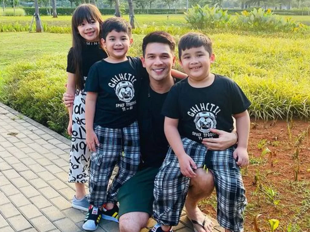 Jonathan Frizzy dan anak-anaknya. (instagram/@ijonkfrizzy)
