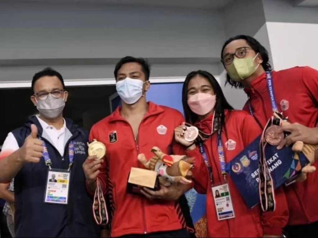 Gubernur DKI Jakarta Anies Baswedan dan atlet peraih medali di PON XX Papua. (Instagram/aniesbaswedan)