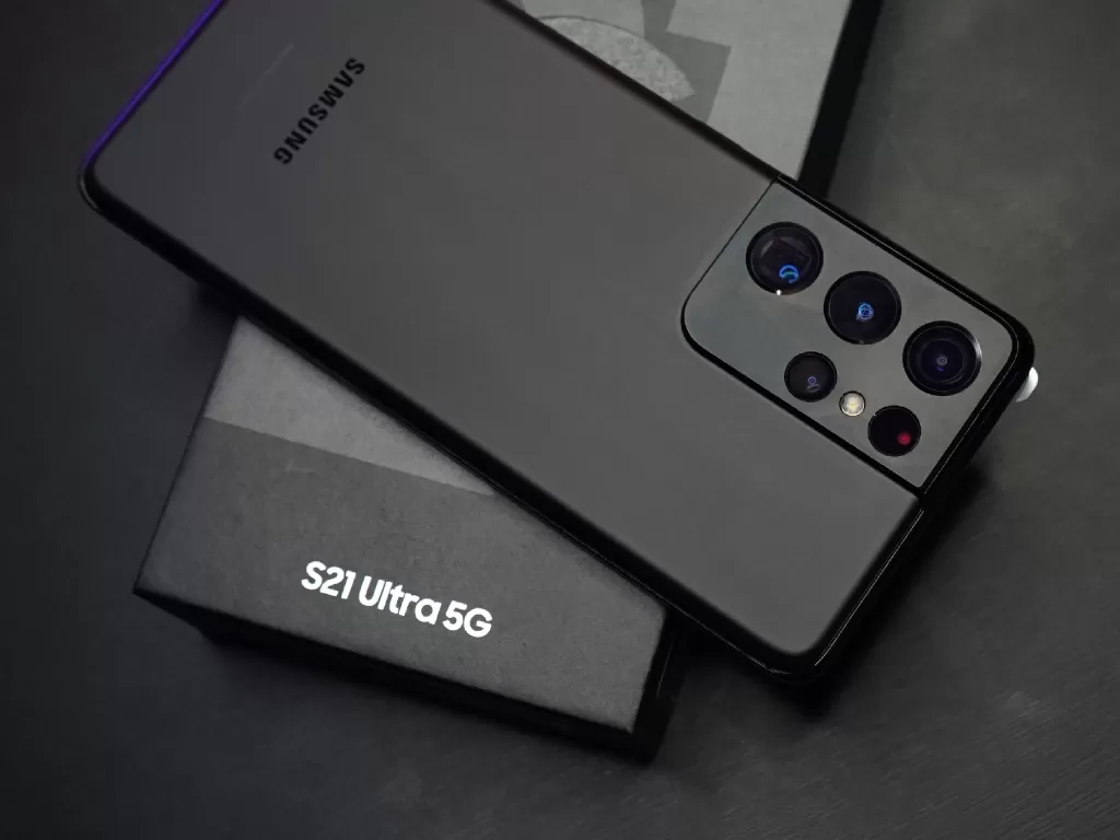 Tampilan smartphone Samsung Galaxy S21 Ultra 5G terbaru (photo/Unsplash/Anh Nhat)