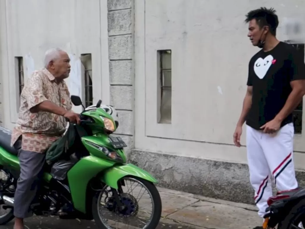 Kakek tua yang viral minta uang pada Baim Wong. (YouTube/Baim Paula)