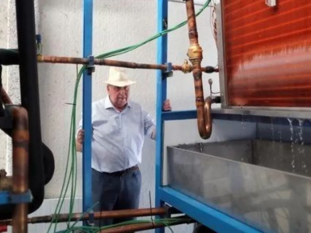 Kakek ini menciptakan mesin pembuat air dari udara. (Photo/Reuters)