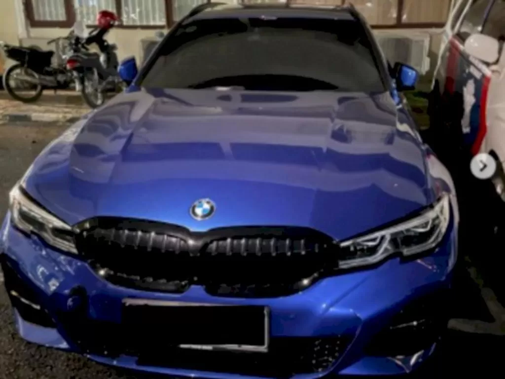 Mobil BMW yang viral tabrak mobil polisi di Jaksel. (Instagram/@tmcpoldametro)