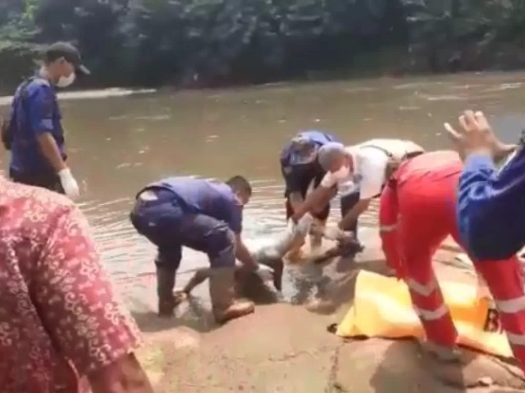 Manusia silver ditemukan tewas mengambang di Kali Bayur Tangerang (Instagram/infotangerangkota)