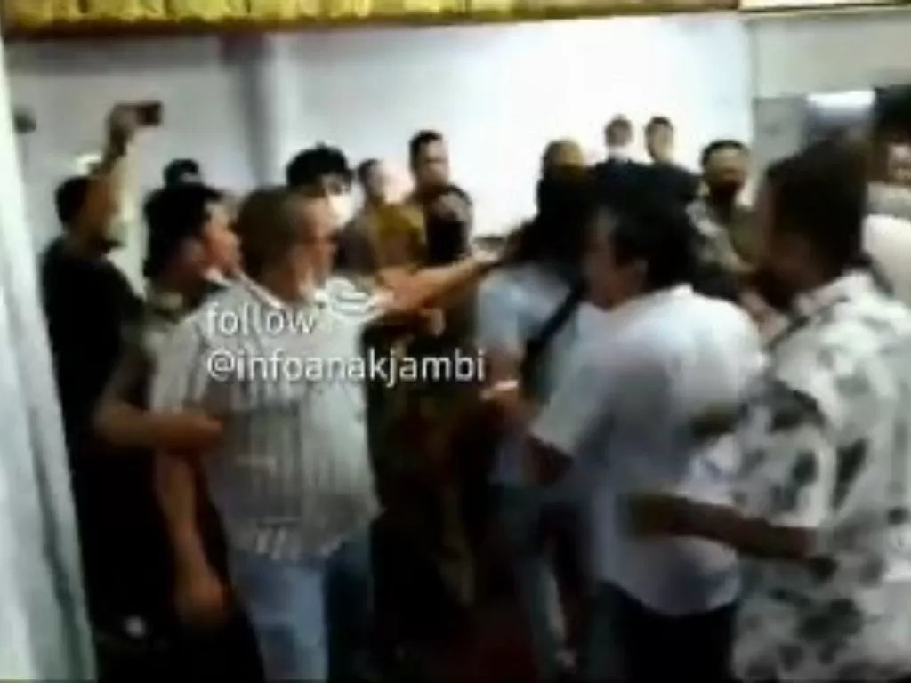 Rapat anggota DPRD Kabupaten Bungo berakhir ricuh hingga nyaris adu jotos (Instagram/infoanakjambi)