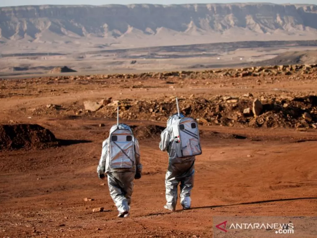 Para ilmuwan berpartisipasi dalam demonstrasi percobaan yang dipimpin oleh lembaga Austria dan Israel yang mensimulasikan misi ke Mars dekat Mitzpe Ramon, Israel 10 Oktober 2021.(ANTARA/REUTERS/Amir Cohen)